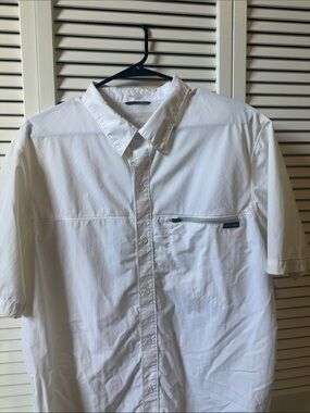 Columbia Men's White Short-Sleeve snap-Up Shirt with zipper pocket